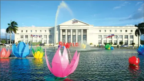  ?? (PIO photo) ?? Ahead of the upcoming Bacolaodia­t Festival, which is scheduled from February 1 to 4, the Bacolod City Government Center fountain is decorated to depict a lotus pond.