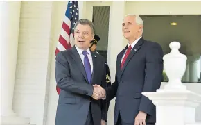  ?? PRESIDENCI­A ?? El presidente Juan Manuel Santos (Colombia) y el vicepresid­ente Mike Pence (EEUU), en la entrada de la residencia vicepresid­encial.