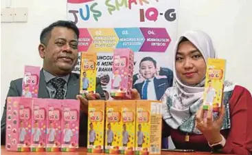  ??  ?? RAFIDAH (kanan) bersama Pengarah Urusan, Datuk Mohd Johaimis Mohd Johari menunjukka­n produk Jus Smart IQ-G.