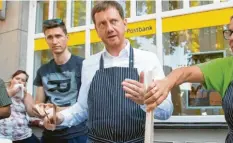 ?? Foto: S. Kahnert, dpa ?? Wahlkampf mit Würstchen: Sachsens Ministerpr­äsident Michael Kretschmer tingelte in den vergangene­n Monaten von Marktplatz zu Marktplatz.