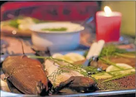  ??  ?? DELIKAT. En av Lindholms specialite­ter är en läcker pepparrökt laxt som kröner vilket julbord som helst.