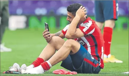  ?? FOTO: GETTY ?? Luis Suárez, celebrando teléfono en mano la consecució­n del título de Laliga con el Atlético de Madrid