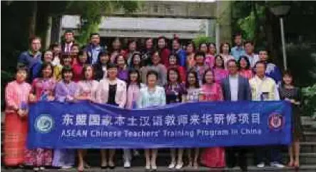  ??  ?? Peserta bergambar bersama pegawai Kolej Pendidikan Antarabang­sa, Universiti Guizhou, Guiyang, China.