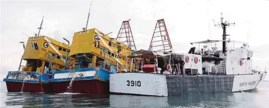  ?? [FOTO MOHD AZREN JAMALUDIN/BH] ?? Dua bot nelayan asing ditahan pasukan Maritim Malaysia di 30 batu nautika Timur dari kuala Tanjung Sedili, kelmarin.