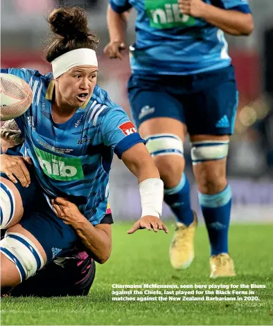  ?? PHOTOSPORT ?? Charmaine McMenamin, seen here playing for the Blues against the Chiefs, last played for the Black Ferns in matches against the New Zealand Barbarians in 2020.