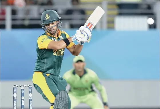  ?? Picture: NIGEL MARPLE, REUTERS ?? FEELING THE PRESSURE AGAIN: JP Duminy deals with a bouncer during South Africa’s disappoint­ing batting display against Pakistan at the World Cup in Auckland on Saturday.