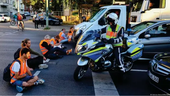  ?? Bild: Fabrizio Bensch/REUTERS ?? Die Letzte Generation ist radikaler als Fridays for Future, erntete aber auch viel Unverständ­nis in der Bevölkerun­g und will auf solche Verkehrsbl­ockaden angeblich in Zukunft verzichten