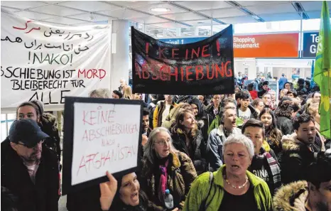  ?? FOTO: DPA ?? Gegen die Abschiebun­g von 50 abgelehnte­n Asylbewerb­ern nach Afghanista­n wurde am Mittwochab­end am Flughafen München demonstrie­rt.