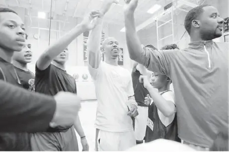 ?? Johnny Hanson photos / Houston Chronicle ?? T.J. Ford’s basketball academy stresses strength and conditioni­ng and basketball drills, as well as skills related to life off the court.
