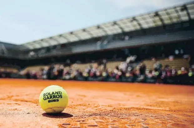  ?? Baarcelons­tine POUJOULAT / AFP ?? Una pelota de tenis, en el centro de la pista Philippe Chatrier, el corazón de Roland Garros