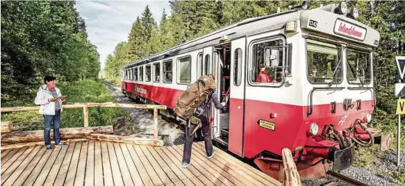  ??  ?? Durchgehen­der Personenve­rkehr findet auf der Strecke vor allem für Touristen und nur von Juni bis August statt. FOTO: HÅKAN WIKE