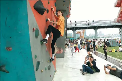  ??  ?? Newly renovated Huangpu River waterfront has become a popular place for outdoor sports lovers. — Wang Rongjiang