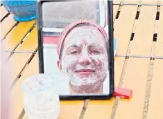  ??  ?? A camper in Brittany monitors the applicatio­n of a yogurt mask in the mirror