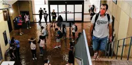  ?? Kin Man Hui / Staff file photo ?? UTSA students return to campus after several weeks of remote learning last September. UTSA again will move most classes online from Jan. 18 to Feb. 6.