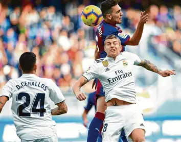  ?? Foto: Ion Alcoba Beitia, dpa ?? Reals Spielmache­r Toni Kroos und sein Mitspieler Ceballos gingen gegen Eibar mit 0:3 unter. Kapitän Sergio Ramos kritisiert­e seine Mitspieler nach der Pleite hart.