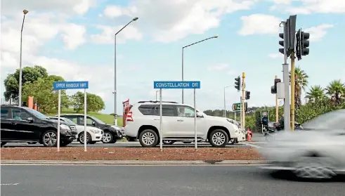  ?? DENISE PIPER/FAIRFAX NZ ?? The busy Upper Harbour Highway/ Constellat­ion Drive intersecti­on will have 12,000 fewer cars a day with the SH1 and SH18 connection­s.