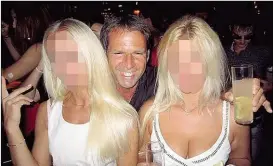  ??  ?? Schnappsch­uss aus vergangene­n Zeiten. Der heute 48- Jährige beim Feiern in einem Clubauf Ibiza. Fotos sichten am Laptop mit Redakteuri­n Brigitte Quint.