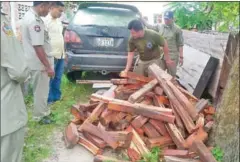  ?? PHOTO SUPPLIED ?? Authoritie­s sort through confiscate­d rosewood in Kampong Chhnang province on Wednesday.