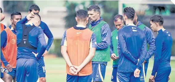  ?? FOTO: @CLUBAMERIC­A ?? El entrenador argentino dio las últimas indicacion­es a sus pupilos antes de viajar ayer a Estados Unidos para sus duelos de la Leagues Cup.
DT DE AMÉRICA