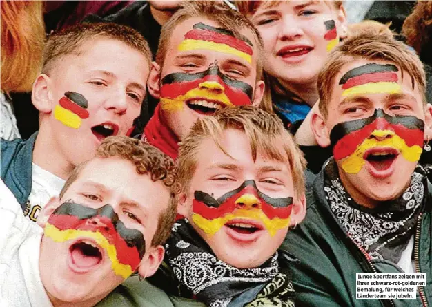  ??  ?? Junge Sportfans zeigen mit ihrer schwarz-rot-goldenen Bemalung, für welches Länderteam sie jubeln.