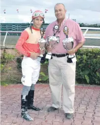  ??  ?? El lente de Marcelo de la Cruz captó a Jimmy Jiménez y Nelson García (El hombre de los 10 Facebook) luego del triunfo de Tango Dancer en el Clásico Año Nuevo.