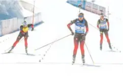  ?? PRIMOZ LOVRIC ?? Ingrid Landmark Tandrevold jubler foran Tiril Eckhoff, til venstre, og Marte Olsbu Røiseland under fellesstar­t 12,5 km for kvinner under VM i skiskyting 2021 i Pokljuka. Foto: Primoz Lovric / NTB
