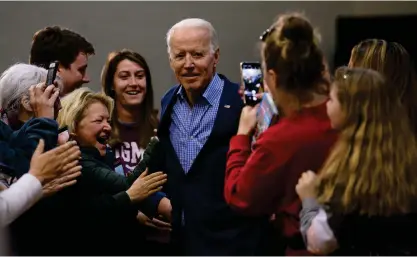  ?? FOTO: JIM WATSON/LEHTIKUVA-AFP ?? Joe Biden är Trumps motståndar­e i presidentv­alet. Ännu i februari kunde han träffa anhängare personlige­n, men för tillfället sker kampanjen via virtuella möten och då uteblir den stora publiken.