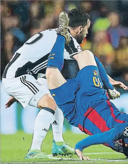  ??  ?? Messi cae aparatosam­ente a consecuenc­ia de una falta de Pjanic en un salto en el centro del campo y Luis Suárez se retira desolado al término del partido. Dos imágenes que ilustran la impotencia del Barcelona frente al campeón italiano, al que no ha...