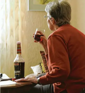  ?? Foto: Ingo Wagner, dpa (Symbolbild) ?? Ein Bier am Morgen, ein Likör am Nachmittag: Die Beraterinn­en und Berater der Diakonie Neu‰ulm beobachten, dass manche Menschen im höheren Alter häufiger zur Flasche greifen.