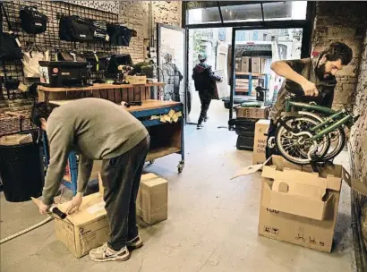  ?? ANA JIMÉNEZ ?? Trabajador­es de Cap Problema ultiman estos días la mudanza al 380 de la Diagonal