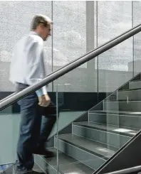  ?? Foto: ArtmannWit­te, Fotolia.com ?? Auch wenn der Lift lockt oder die Zeit drängt – öfter mal die Treppe neh men tut dem Herz gut.