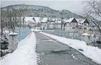  ?? ARCHIVFOTO: JUTTA FREUDIG ?? Die Donaubrück­e bei Hintsching­en soll im kommenden Jahr abgerissen und neu gebaut werden. Der prognostiz­ierte Gesamtaufw­and in Höhe von 820 000 Euro inklusive Baunebenko­sten wird wohl um etwa 40 000 bis 50 000 Euro überschrit­ten. Während der Bauzeit...