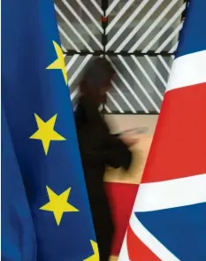  ?? Foto: Sean Gallup, Getty ?? Noch hängt die britische Flagge in Brüssel neben dem Sternenban­ner. Wann umdekorier­t wird, ist weiter unklar.
