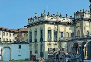  ??  ?? I lavori Palazzo Visconti a Brignano in fase di restauro. Il Comune spera che il piano di recupero dell’edificio faccia da volano a tutto il paese con nuove opportunit­à di lavoro