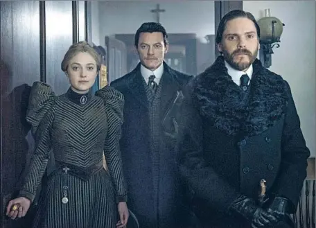  ?? Kata Vermes Turner Entertainm­ent Networks ?? DANIEL BRÜHL, right, leads a team of outsiders (Dakota Fanning and Luke Evans) in the search for a serial killer in “The Alienist.”