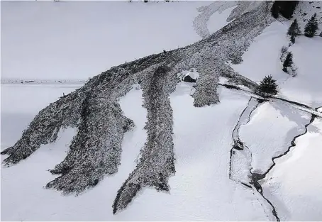  ??  ?? Das Bild links zeigt, wie sich Schnee- und Erdmassen in Mallnitz ihren Weg bahnten. In Bad Kleinkirch­heim (r.) starb ein Mann.