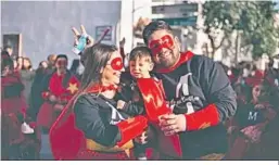  ?? ?? El pequeño Martín, con sus padres en el Carnaval de Guadalcací­n.