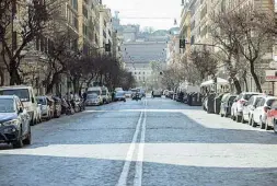  ??  ?? Paura
Via Cola di Rienzo semi deserta ieri mattina: la strada di solito è un caos, tra traffico e auto in doppia fila (foto Benvegnù)