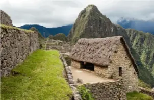  ??  ?? À 2 430 mètres d’altitude, près de deux cents constructi­ons en granit surgissent sur 10 hectares.