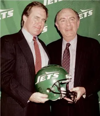  ?? FILE/MALCOLM CLARKE/AFP PHOTO ?? In 2000, before his Patriots hiring, Bill Belichick posed with Jets president Steve Gutman after taking that job, which he resigned from a day later.