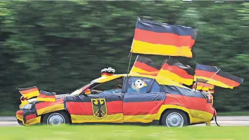  ?? FOTO: STRATENSCH­ULTE ?? Kein Zweifel, welcher Mannschaft dieser Autofahrer die Daumen drückt – doch auch während der Fußball-WM ist nicht immer alles gestattet, was gefällt.