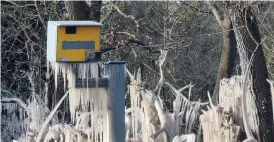  ?? SWNS ?? Full exposure: A speed camera is covered in ice in St Albans, Hertfordsh­ire