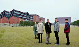  ??  ?? 11 de diciembre de 2017. Visita de Dong Shihai a la Universida­d de Guizhou, en China.
