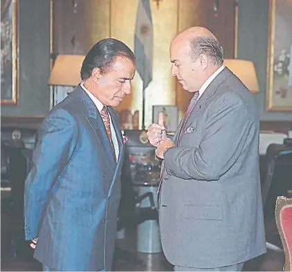  ??  ?? Equipo. Carlos Menem y Domingo Cavallo, en 1996. Los condenaron por sobresueld­os con plata de la SIDE.