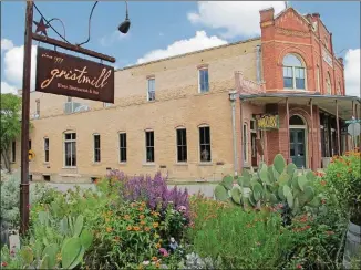  ?? ELBEL FOR AMERICAN-STATESMAN MAURI ?? No Texas summer — or day floating one of the rivers — is complete without a trip to the Gristmill.