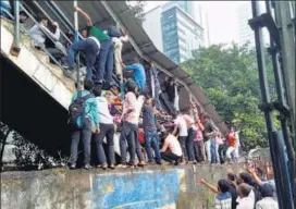  ?? PTI ?? Passengers in a stampede at Elphinston­e railway station's foot over bridge in Mumbai on Friday.