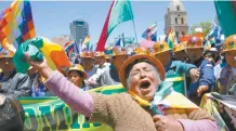  ??  ?? Una boliviana durante una manifestac­ión en apoyo al mandatario Evo Morales, ayer en La Paz.