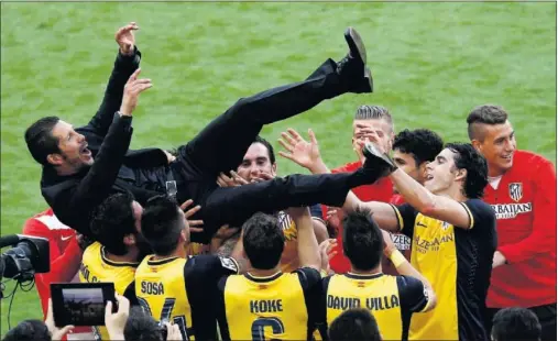  ??  ?? HISTÓRICO. Simeone es manteado en el Camp Nou, donde el Atlético ganó su último título de Liga en la temporada 13-14.