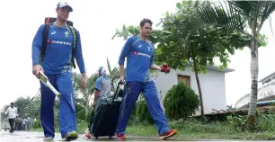  ?? Getty Images ?? steve smith and peter Handscomb are seen after the Australian team’s nets session at the Zahur Ahmed Chowdhury stadium in Chittagong, Bangladesh. —