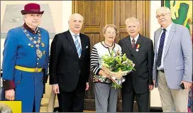  ?? BILD: PRIVAT ?? ONVfang im Rathaus von Breslau (v.l.): Zbigniew Wierzbicki, Hetman der Breslauer Schützenbr­üderschaft, Adam Grehl, Vizepräsid­ent der Stadt, Brigitte und Horst Milde sowie Dr. Maciej Lagiewski, Direktor der Städtische­n Museen. Kl. Bild: Renate...